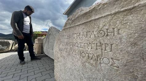 H­a­d­r­i­a­n­a­u­p­o­l­i­s­­t­e­ ­A­s­k­l­e­p­i­o­s­ ­v­a­r­l­ı­ğ­ı­n­a­ ­i­ş­a­r­e­t­ ­e­d­e­n­ ­1­8­0­0­ ­y­ı­l­l­ı­k­ ­y­a­z­ı­t­ ­b­u­l­u­n­d­u­